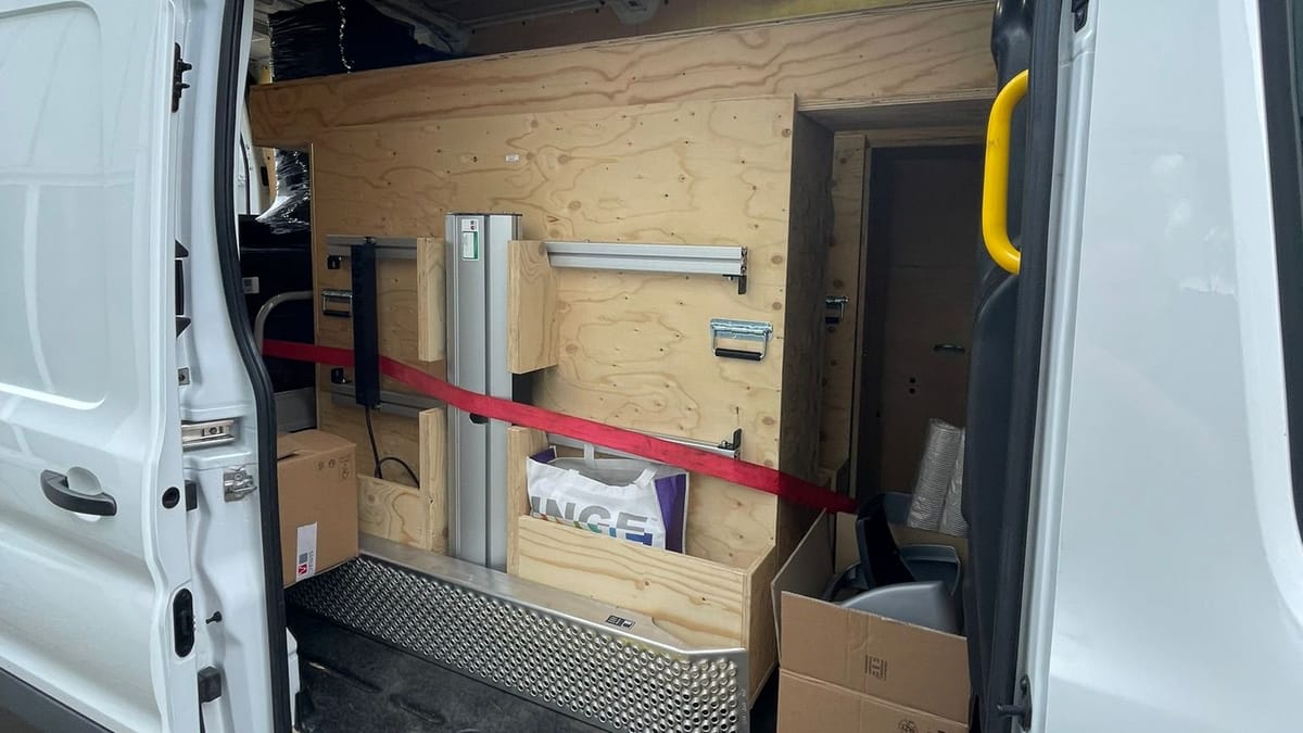 Geladen bestelbus met open zijdeur, klaar voor vertrek